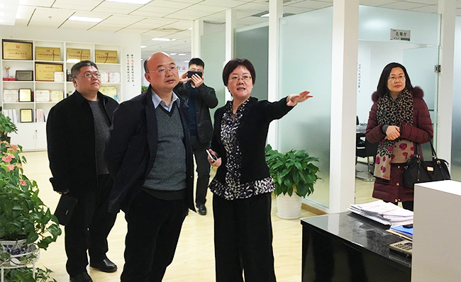 江西省信息中心主任金俊平莅临北京球王会体育官方网站考察指导，球王会体育官方网站互联总经理、首席规划师郑爱军予以热情接待。