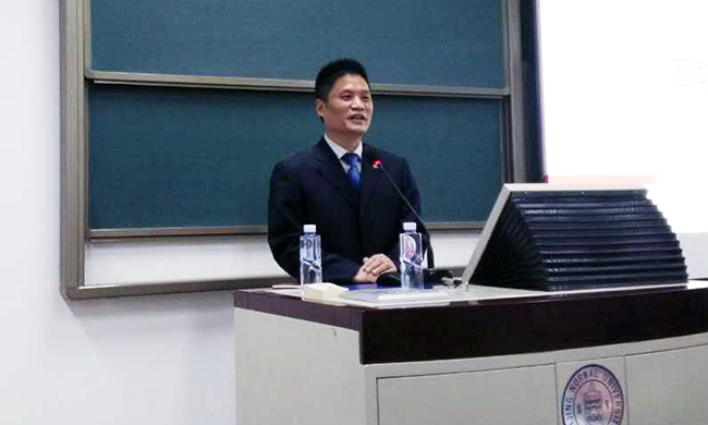 北京球王会体育官方网站互联信息顾问有限公司董事长杨冰之应邀为北京示范大学师生讲了一堂“互联网漫谈”公开课