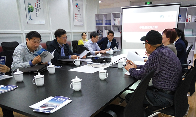 中船通总经理郑爱军向舟山市人大常委会副主任李善忠一行汇报中船通的运营情况、经营状况以及人员配置等