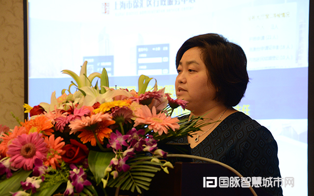 在“2015中国互联网+信息社会高端论坛”上，上海市徐汇区虹梅路街道办事处主任万小岚分享了徐汇区发展“互联网+政务”的三大工作经验。