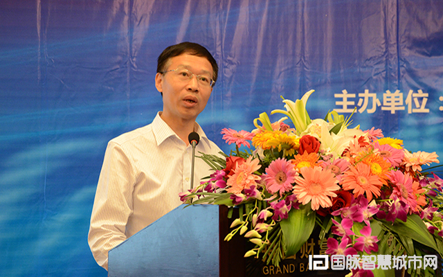 在“2015中国互联网+信息社会高端论坛”上，农业部信息中心原主任郭作玉发表主题演讲。